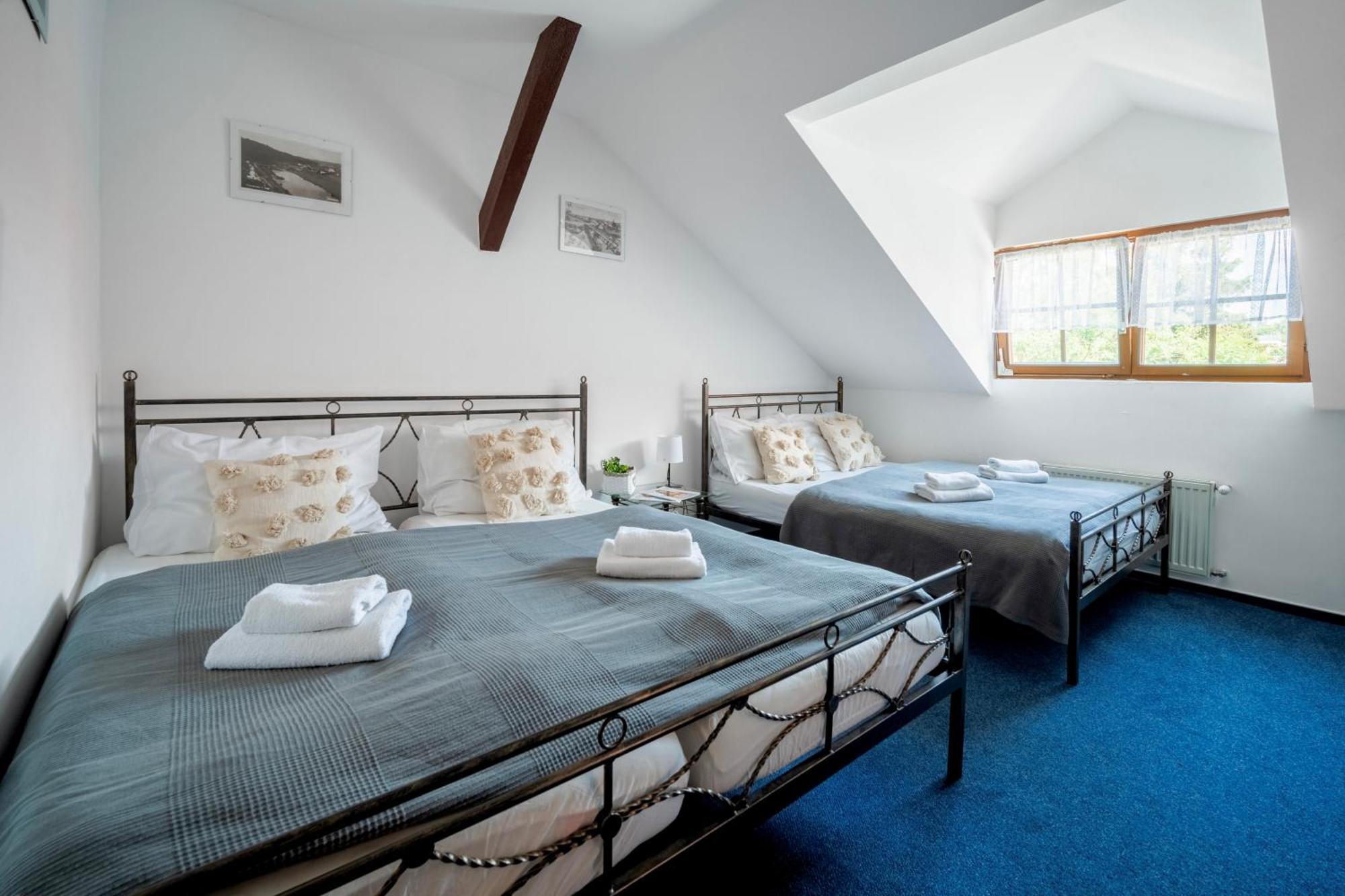 Hotel Ostende Chocerady Extérieur photo