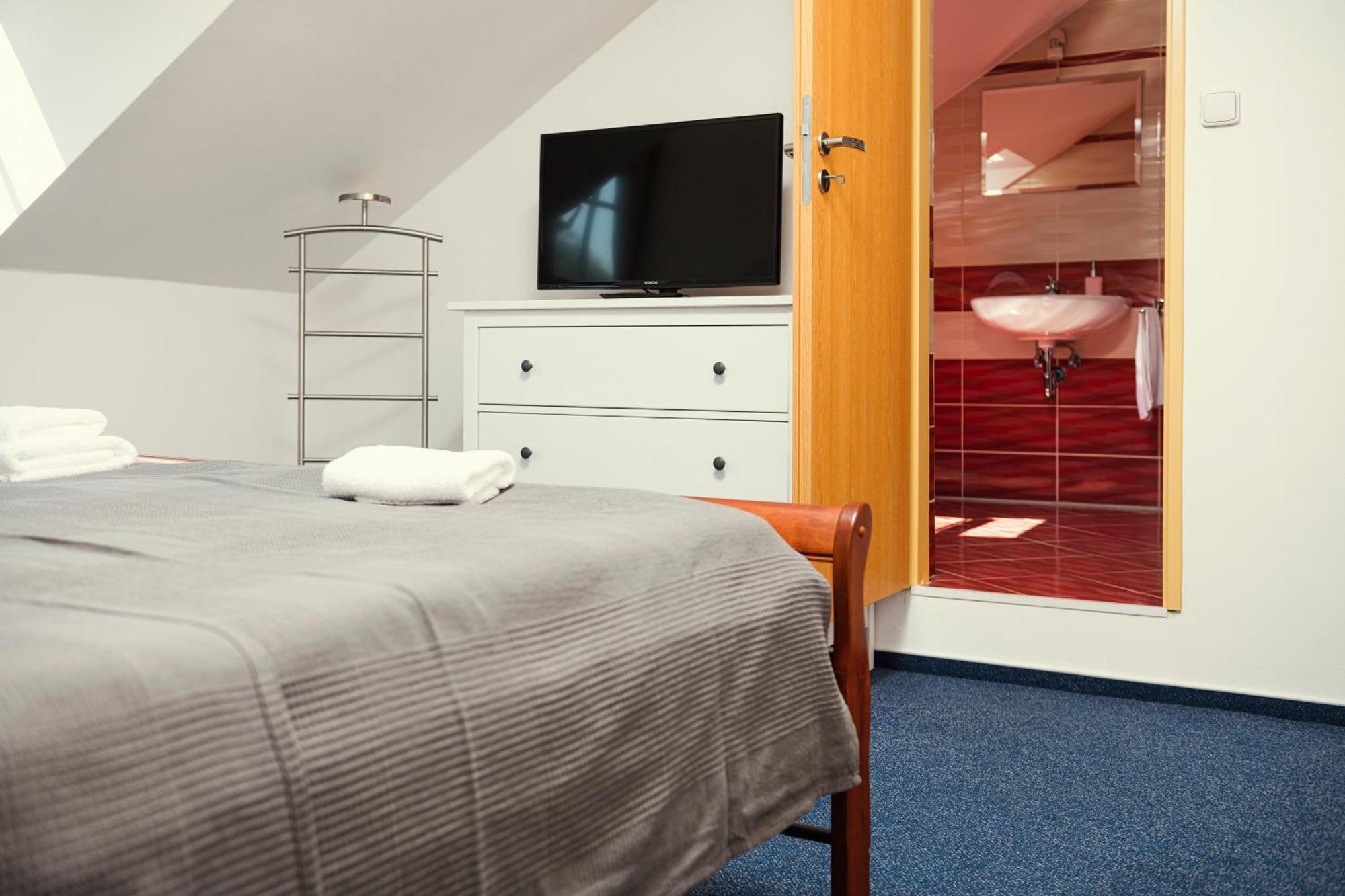 Hotel Ostende Chocerady Extérieur photo