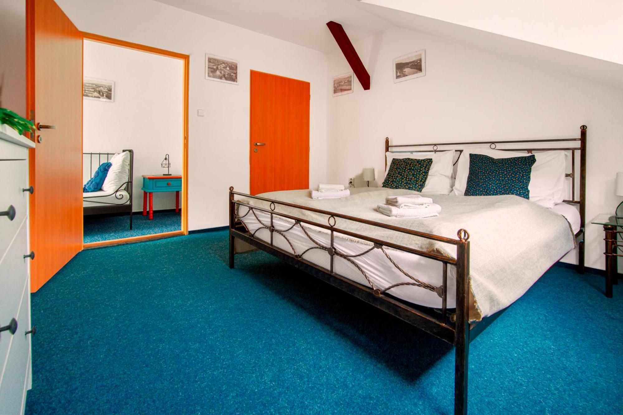 Hotel Ostende Chocerady Extérieur photo